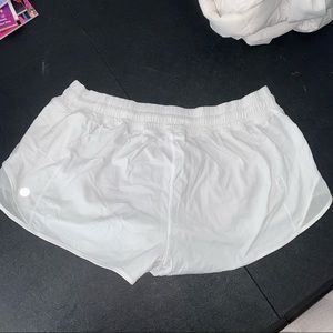 Lululemon 🍋 hotty hot 2.5in white shorts